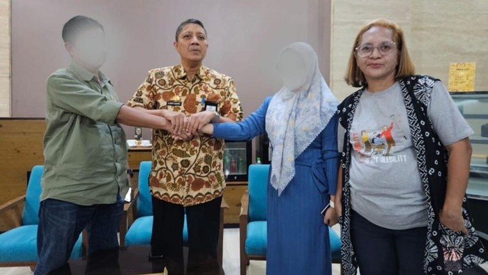 Mediasi oknum anggota DPRD Makassar AM (kiri) dengan guru IMS (ketiga dari kiri).