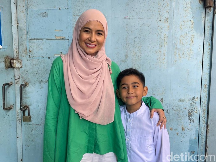 Meisya Siregar dan anaknya Bambang saat ditemui di kawasan Transmedia.
