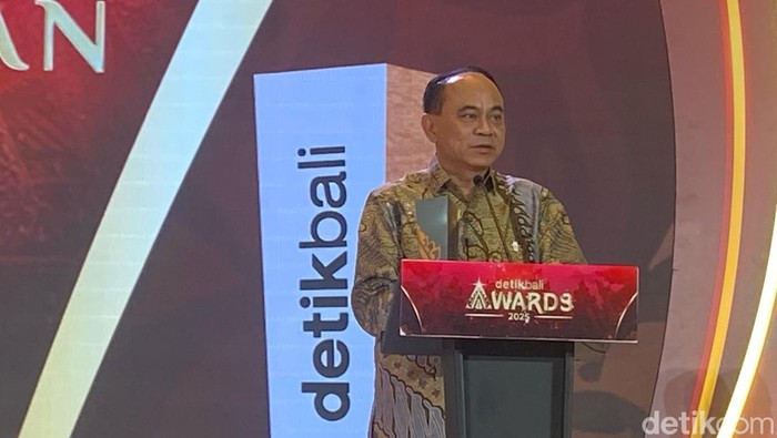 Menkop Budi Arie dalam ajang detikBali Awards 2025.