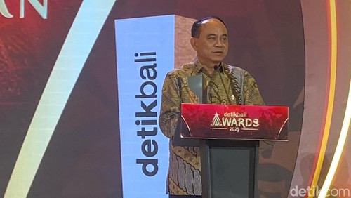 Menkop Budi Arie Setiadi menerima penghargaan detikBali Awards kategori Tokoh Pendorong Ekonomi Rakyat di The Trans Resort Bali, Sabtu (22/3/2025). (I Dewa Made Krisna Pradipta)