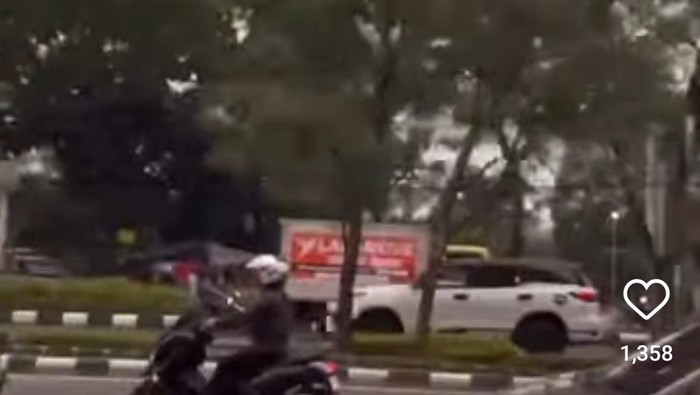 Mobil Fortuner melawan arah di Jalan Tegar Beriman, Kabupaten Bogor.