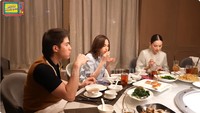 Mereka tampak lahap menyantap semua hidangan yang tersaji. Menu lainnya juga ada nasi goreng, kailan crispy, kepiting, udang, dan lainnya. Foto: YouTube MAIA ALELDUL TV