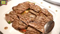 Ini olahan daging panggang yang disajikan untuk mereka berbuka puasa. Tampaknya, daging itu dimasak dengan tambahan bumbu lada hitam. Foto: YouTube MAIA ALELDUL TV