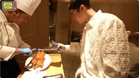 Al Ghazali juga tampak antusias ketika hidangan bebek peking disajikan. Ia tampak membuat konten video ketika sang chef menyajikannya. Foto: YouTube MAIA ALELDUL TV