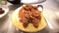 Makanan yang disantap oleh Maia Estianty dan keluarga adalah Chinese food. Salah satunya hidangan ayam goreng wijen yang gurih. Foto: YouTube MAIA ALELDUL TV