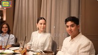 Begitu juga dengan Al Ghazali yang ditemani Alyssa Daguise. Mereka tampak semakin romantis karena keduanya akan menikah sebentar lagi. Foto: YouTube MAIA ALELDUL TV