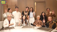 Maia Estianty dan Irwan Mussry membagikan momen kebersamaan keluarga mereka saat buka puasa di sebuah restoran. Mereka juga mengajak kekasih dari ketiga putranya. Foto: YouTube MAIA ALELDUL TV