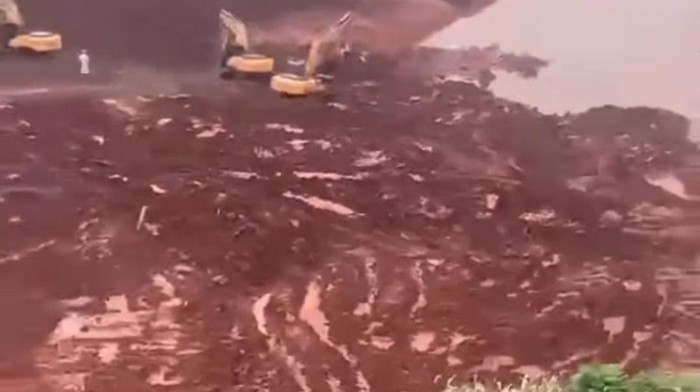 Tim gabungan Safety IMIP Morowali melakukan pencarian 3 pekerja hilang tertimbun material longsor.
