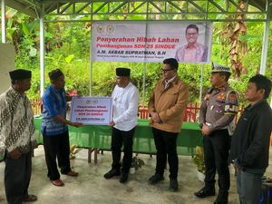 Waka MPR Serahkan Hibah Lahan untuk SDN 25 Sindue di Donggala
