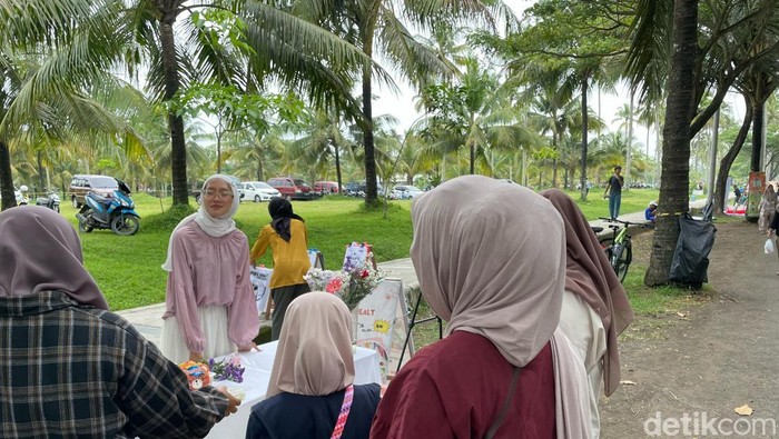 Novitasari saat berjualan bunga di CFD Pangandaran