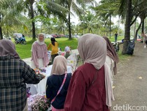 Cerita Novitasari, Berhenti Kerja Pilih Jualan Bunga di Pangandaran