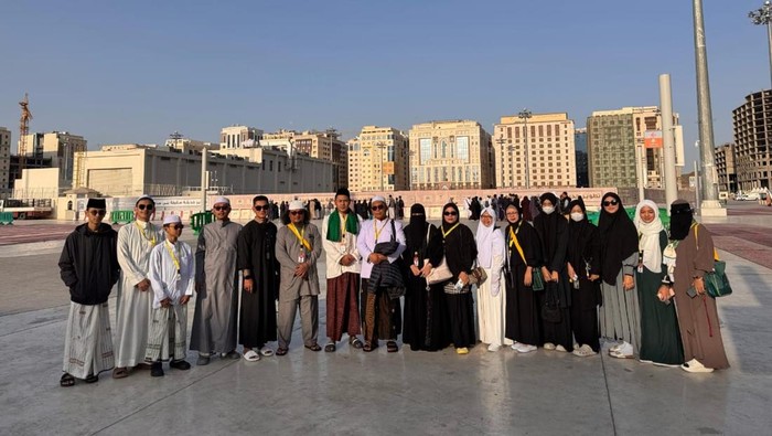 Para peserta umrah dari Bojonegoro saat di Madinah, sebelum menjadi korban laka bus saat perjalanan ke Mekkah