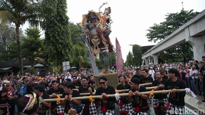 Pawai Ogoh-ogoh di TMII Sedot Perhatian Wisatawan Pawai ogoh-ogoh digelar di Taman Mini Indonesia Indah, Jakarta, Sabtu (22/3/2025). Kegiatan ini menyedot perhatian wisatawan.