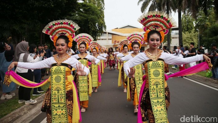 Pawai ogoh-ogoh digelar di Taman Mini Indonesia Indah, Jakarta, Sabtu (22/3/2025). Kegiatan ini menyedot perhatian wisatawan.