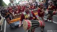 Acara semakin meriah dengan alunan musik gendang.
