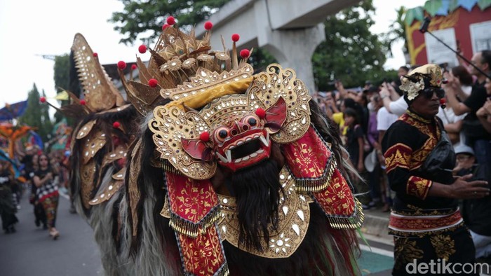 Pawai ogoh-ogoh digelar di Taman Mini Indonesia Indah, Jakarta, Sabtu (22/3/2025). Kegiatan ini menyedot perhatian wisatawan.