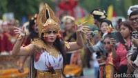 Warga menyaksikan pawai sambil menunggu waktu berbuka puasa.