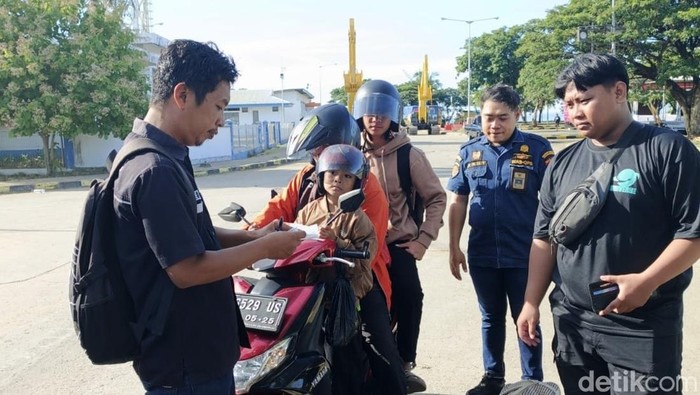 Pengendara di Pelabuhan Bajoe, Kabupaten Bone, Sulawesi Selatan (Sulsel) yang akan masuk ke kapal.