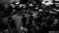 Riuh ramai ajang balap lari liar ini menjadi bagian dari pencarian jati diri mereka yang mayoritas masih remaja.