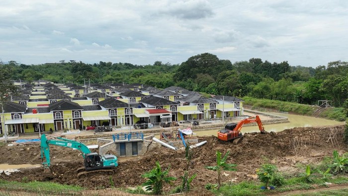 Pembangunan tanggul water pond di Perumahan Arthera Hill 2 Bekasi