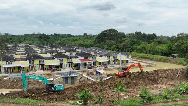 Pembangunan tanggul water pond di Perumahan Arthera Hill 2 Bekasi