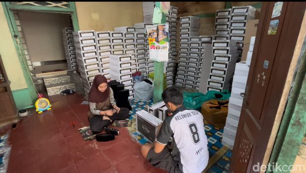 pembuat songkok di lamongan