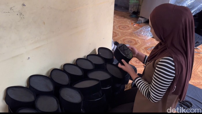 pembuat songkok di lamongan