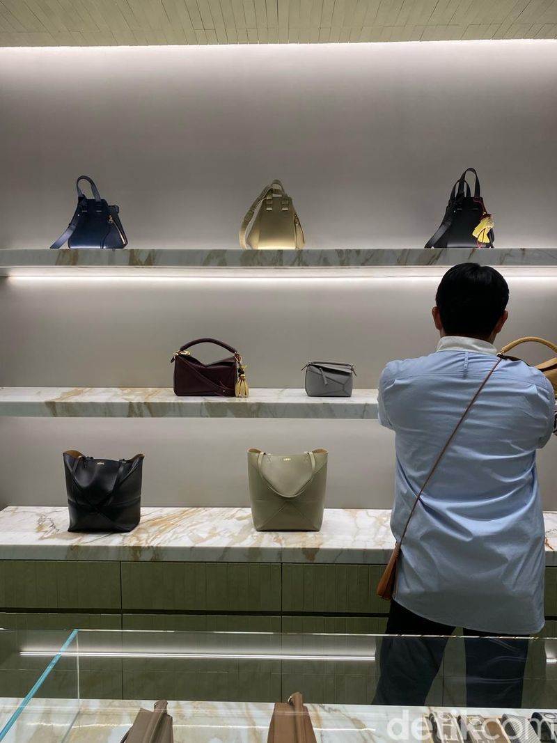 Loewe buka butik baru di Pacific Place Jakarta, Rabu (19/3/2025).