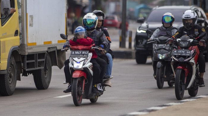 Pemudik Motor Mulai Terlihat di Jalur Pantura Sejumlah pemudik yang menggunakan kendaraan roda dua mulai melintas di jalur Pantura. Mereka memilih mudik lebih awal untuk menghindari kepadatan lalu lintas.