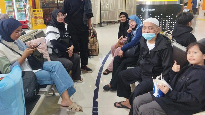 Pemudik yang tertinggal kereta di Pasar Senen, harus membeli tiket eksekutif di Stasiun Gambir.