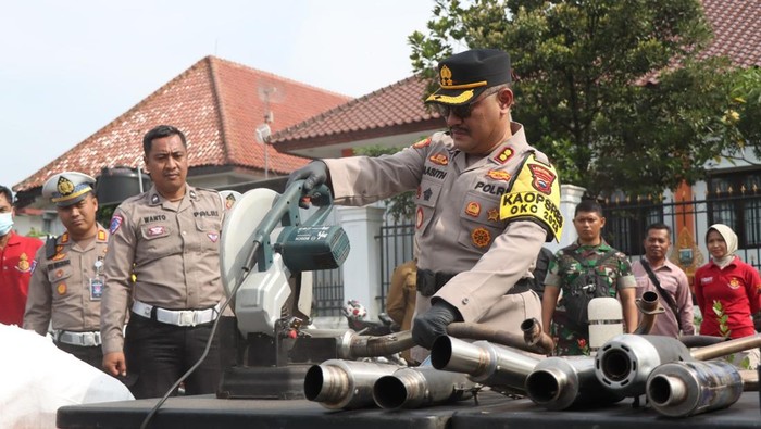 Kapolres Kebumen musnahkan knalpot brong hasil operasi Pekat.