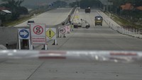 Kendaraan melintasi rambu lalu lintas terpasang di jalan tol fungsional segmen Prambanan-Tamanmartani di Klaten, Jawa Tengah, Sabtu (22/3/2025).