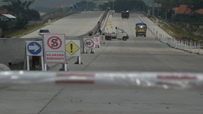 Penggunaan jalan tol fungsional Prambanan-Tamanmartani Pekerja memasang rambu lalu lintas di jalan tol fungsional segmen Prambanan-Tamanmartani di Klaten, Jawa Tengah,Sabtu (22/3/2025). PT Jasamarga Jogja Solo (JMJ) akan membuka jalan tol fungsional Prambanan-Tamanmartani pada arus mudik Lebaran 2025 yang dimulai 24 Maret 2025 hingga 7 April 2025 mulai pukul 07.00 WIB - 17.00 WIB. ANTARA FOTO/Aloysuis Jarot Nugroho/wpa.
