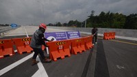 Pekerja memasang pembatas jalan di tol fungsional segmen Prambanan-Tamanmartani di Klaten, Jawa Tengah, Sabtu (22/3/2025).