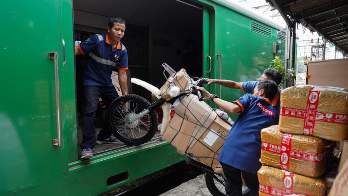 Sejumlah pekerja membungkus sepeda motor yang akan dikirim melalui outlet KALOG Express di Stasiun Pasar Senen, Jakarta, Sabtu (22/3/2025). Pihak ekspedisi menyatakan permintaan jasa pengiriman motor meningkat tiga kali lipat menjelang lebaran dibandingkan hari biasa dengan biaya pengiriman mulai dari Rp336 ribu hingga Rp1 juta tergantung jenis motor dan jarak tujuan. ANTARA FOTO/Ferlian Septa Wahyusa/sgd/Spt.