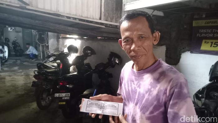 Sugiharto, pemlik usaha jasa penitipan motor di Bungurasih