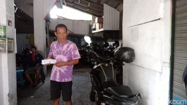 Sugiharto, pemlik usaha jasa penitipan motor di Bungurasih