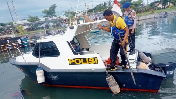 Petugas Satpolair Polres Jembrana saat melakukan upaya pencarian nelayan terseret arus di perairan Ketapang Muara, Desa Pengambengan, Kecamatan Negara, Kabupaten Jembrana, Sabtu (22/3/2024). (Dok. Polres Jembrana)