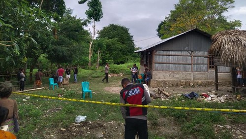Polisi melakukan olah TKP di lokasi pria bernama Sebastianus Rua Tae menghabis tantenya, Meliana Mako (60), dengan batu hingga tewas di Desa Kusa, Kecamatan Malaka Timur, Malaka, NTT. (Dok. Polres Malaka)