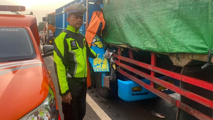 Polisi olah TKP kecelakaan truk di Cipali