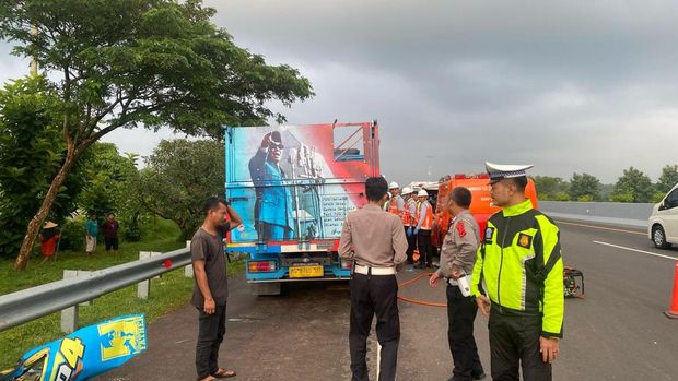 Polisi olah TKP kecelakaan truk di Cipali