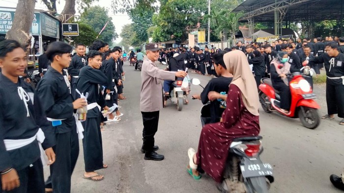 Polsek Paiton, Polres Probolinggo Polda Jatim bersama Perguruan Pencak Silat PSHT menggelar pembagian takjil gratis di Jalan Raya Paiton