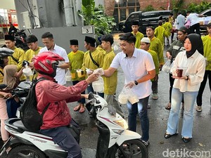 Driver Ojol-Warga Berburu Takjil, Polisi: Berbagi Tak Akan Membuat Kita Miskin