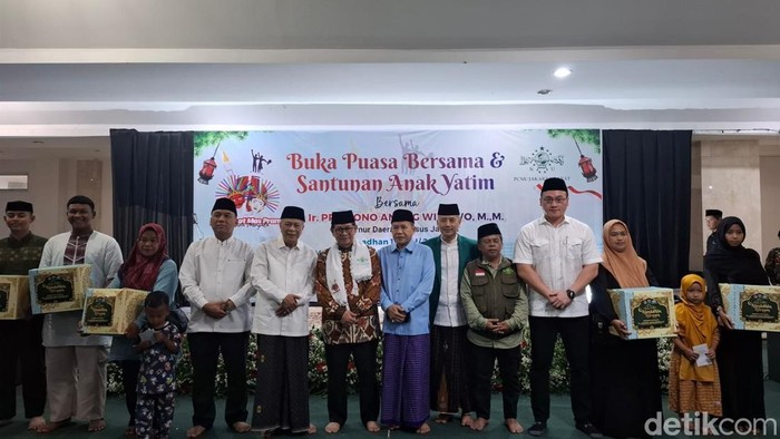 Pramono Anung menghadiri buka puasa bersama dan santunan anak yatim di Masjid Raya KH. Hasyim Asyari, Cengkareng, Jakarta Barat. Foto: Belia/detikcom.