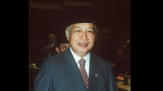 Presiden Indonesia Mohamed Suharto tiba di pusat Sava untuk menghadiri KTT Nonblok ke-9, 04 September 1989 di Beograd. (Photo by MICHEL GANGNE / AFP/File Foto)