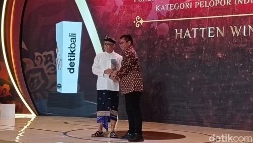 President Director PT. Hatten Bali Tbk. Ida Bagus Rai Budarsa saat menerima anugerah detikBali Awards 2025 Kategori Pelopor Industri Wine di Trans Resort Bali, Sabtu (22/3/2025). (Foto: Karsiani Putri/detikBali)