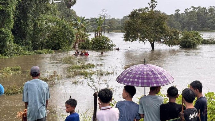 Proses evakuasi bocah tenggelam di Takalar.
