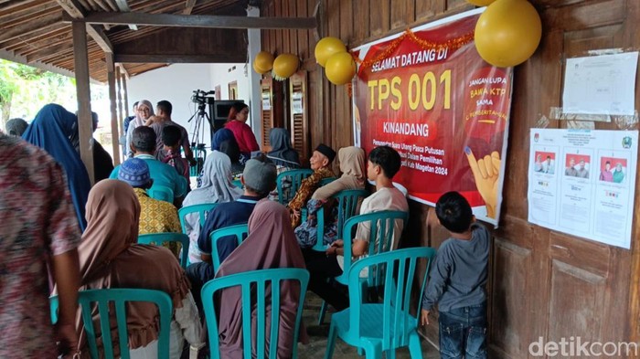 Warga menggunakan hak pilihnya di PSU Pilbub Magetan