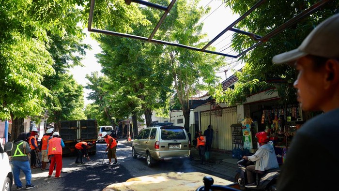 Satgas Jalan Berlubang Dinas PU Cipta Karya, Perumahan dan Permukiman menambal ruas jalan Sayu Wiwit Banyuwangi