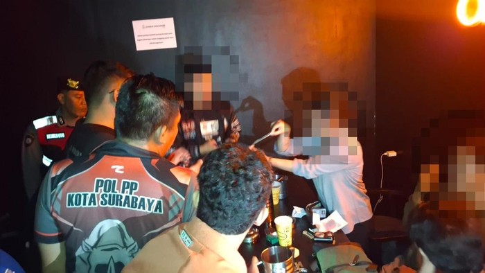 Satpol PP Surabaya gerebek bar dan resto di Surabaya